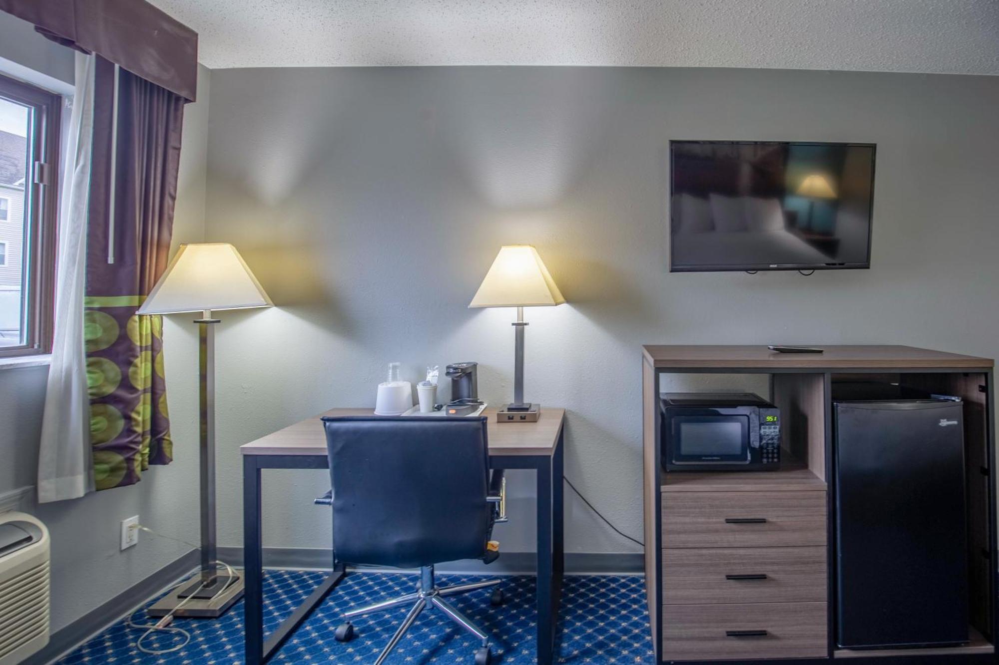 Super 8 By Wyndham I-90 Casino District Rockford